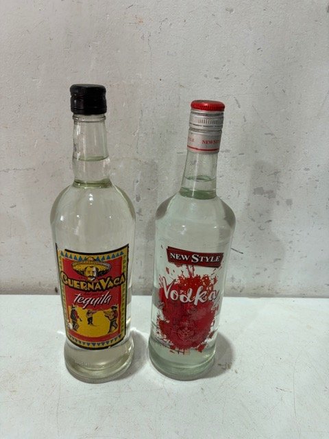 Dos Botellas de Bebida Blanca: Tequila y Vodka