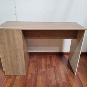 Lote siguiente: Escritorio Moderno Melamina Clara con Estantes y Puerta