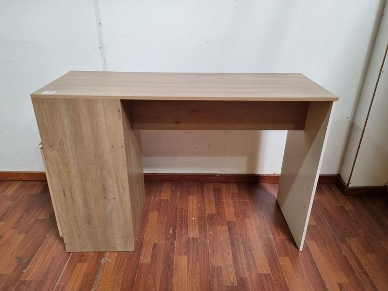 Escritorio Moderno Melamina Clara con Estantes y Puerta