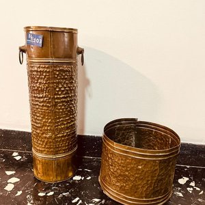 Lote siguiente: Paragüero y Tacho de Bronce Martillado