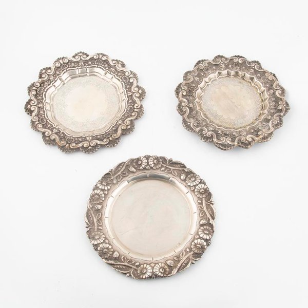 Lote de 3 Platos de Plata con Borde Labrado y Detalles Florales - imagen 1