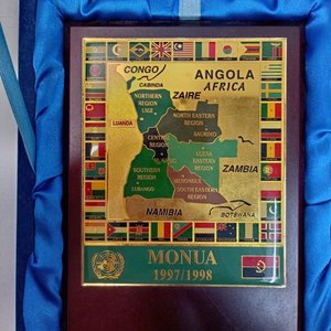 Placa Conmemorativa Mapa Angola MONUA 1997/1998 con Estuche Original - imagen 5
