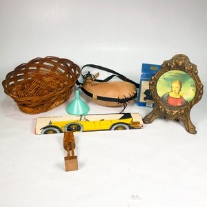 Lote de Adornos Vintage: Canasto de Mimbre, Cantimplora, Cuadro y Más - imagen 2