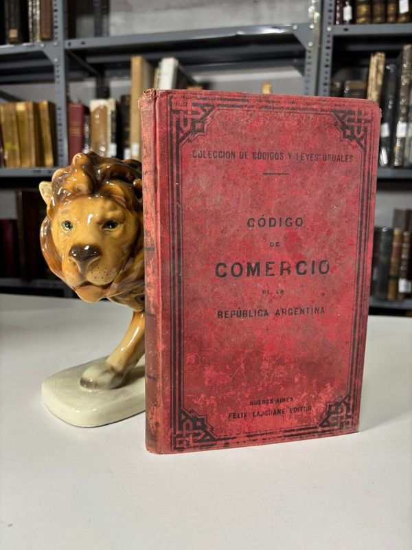 Lote siguiente: Código de Comercio de la República Argentina 1890 - Libro antiguo con estatua de león