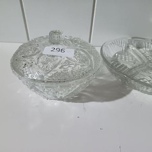 Tres piezas de cristal tallado: bombonera, plato divisor y cuenco - imagen 2
