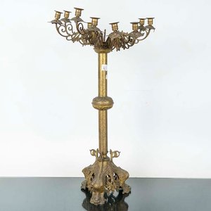 Candelabro de Bronce con 11 Luces y Detalles Ornamentales - imagen 1