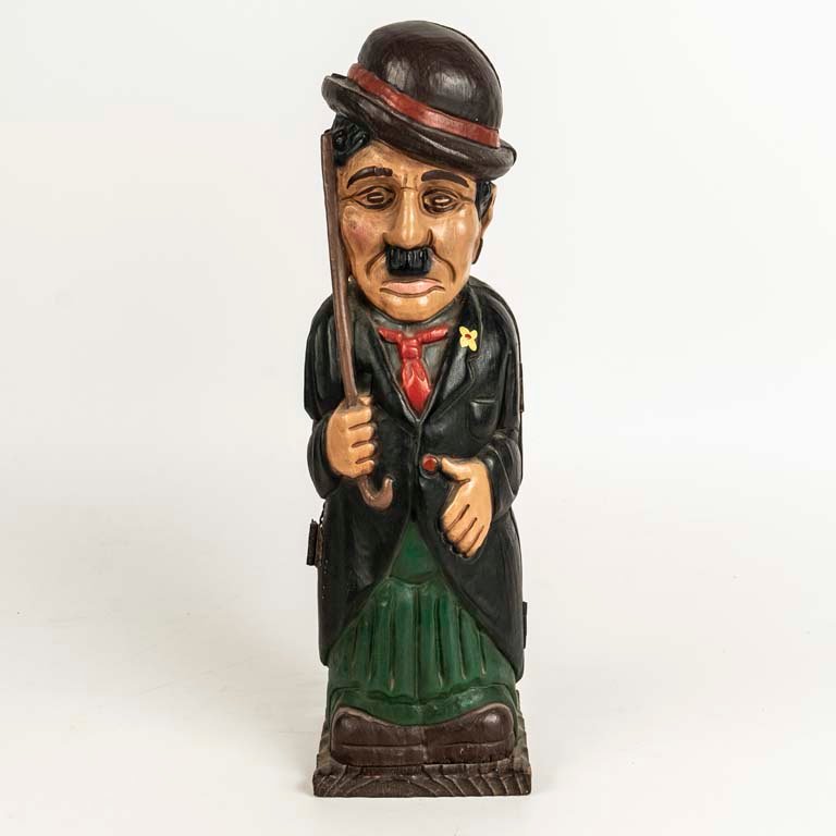 Guarda botellas de madera forma Charles Chaplin - Medidas: alto 46cm