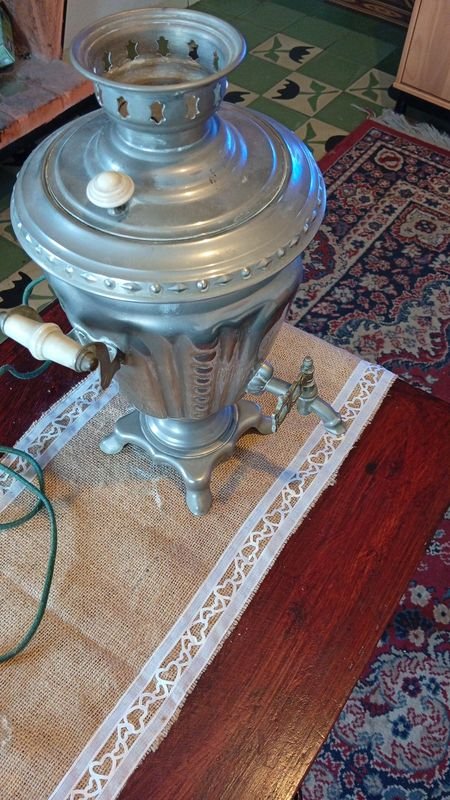 Samovar Ruso Eléctrico Metálico con Detalles Originales