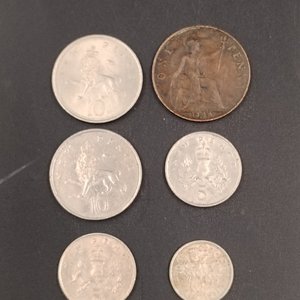 Lote de 6 monedas de Gran Bretaña: 1 Penny 1920, 6p 1960, 5p 1969/1970, 10p 1968/1974 - imagen 3
