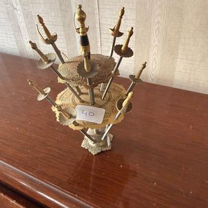 Pinchos Decorativos Estilo Toledo con Espadas Doradas - imagen 1