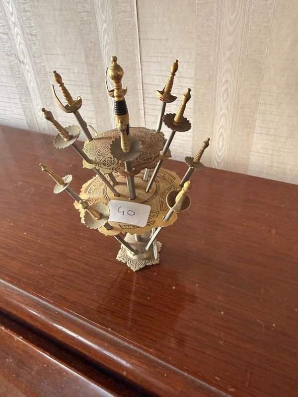 Pinchos Decorativos Estilo Toledo con Espadas Doradas