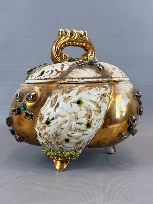 Bombonera Capodimonte de Cerámica Dorada y Blanca con Detalles Verdes - 22 cm - imagen 1