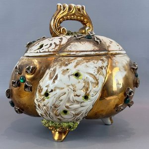 Lote siguiente: Bombonera Capodimonte de Cerámica Dorada y Blanca con Detalles Verdes - 22 cm