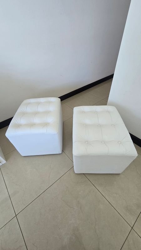 Banquetas capitoneadas de cuero blanco - imagen 1
