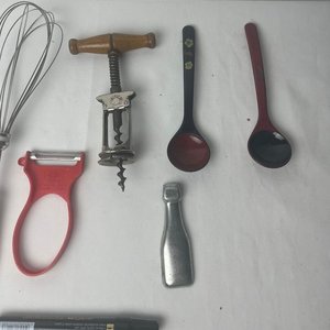 Set de 7 Utensilios de Cocina Antiguos: Batidor, Espátula, Destapador y Más - imagen 4