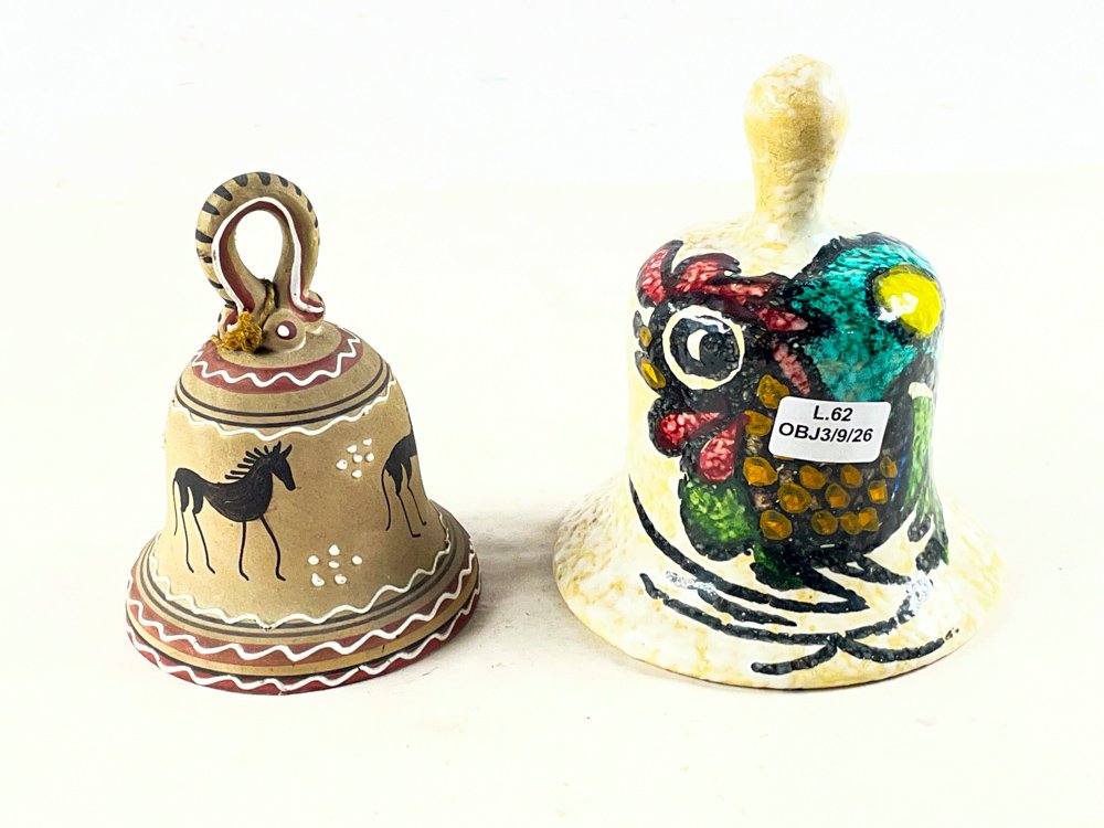Dos Campanillas de Cerámica Decoradas: Estilo Animal y Floral