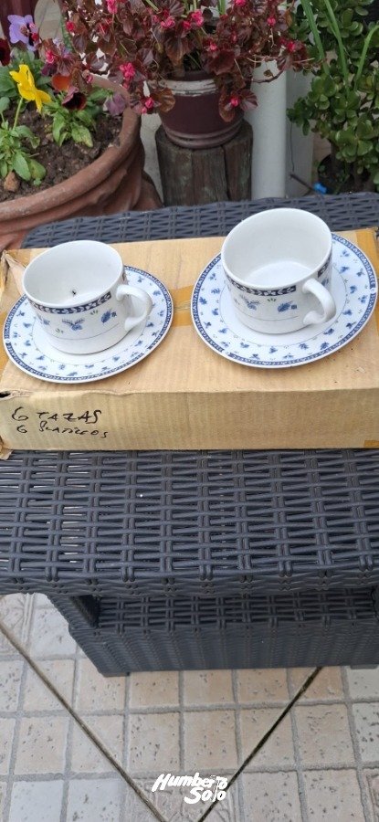Juego de Tazas con Platillos y Pocillos de Postre Cuadrados