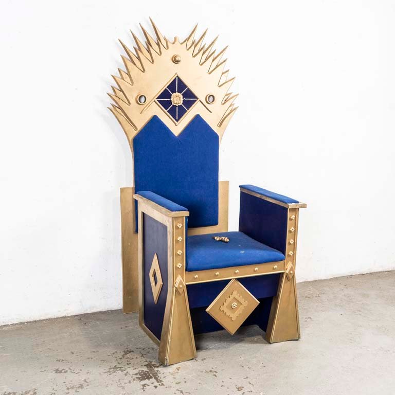 Lote siguiente: Silla fantasía azul y dorado para decorar