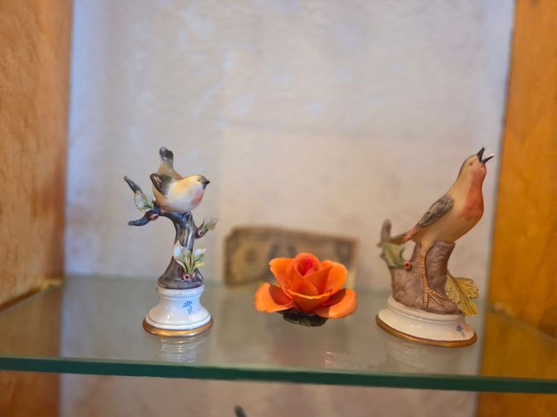 Figuritas de porcelana Capodimonte y flores en un conjunto hermoso - imagen 4