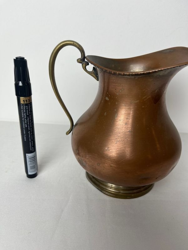 Jarra de cobre para decoración y uso