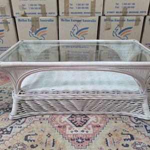 Lote siguiente: Mesa Ratán con Tapa de Vidrio Biselado