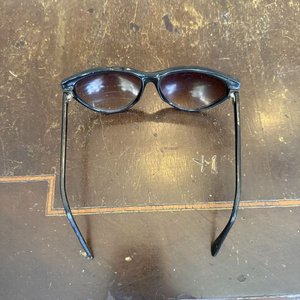 Gafas de Sol, Aretes y Estuche Negro para Accesorios - imagen 8
