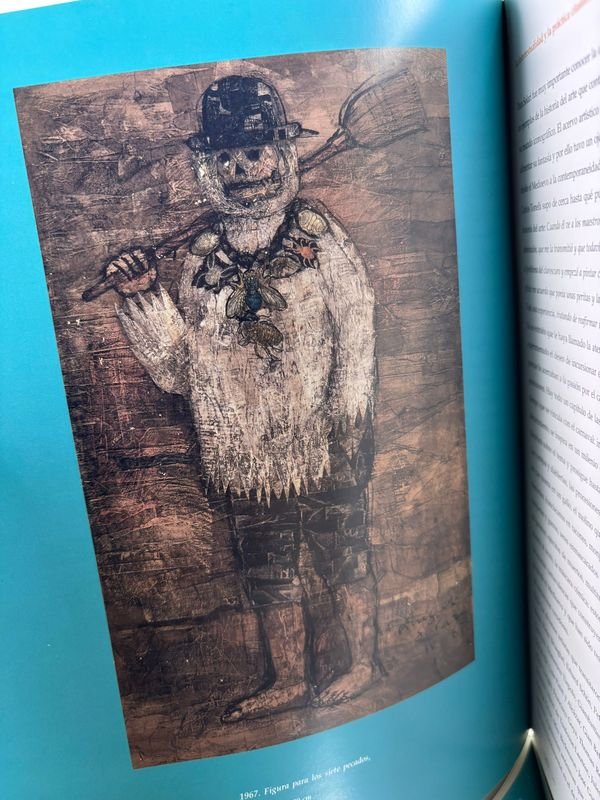 Libro de arte contemporáneo con máscaras y escultura - imagen 7