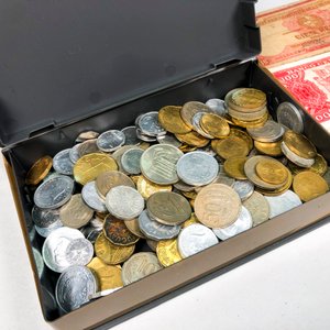Caja con 212 Monedas y Lote de Billetes Antiguos - imagen 3