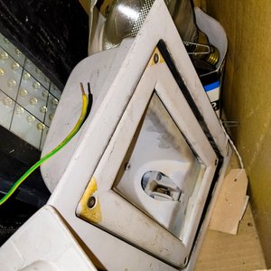 Lote de Iluminación: Foco LED Solar, Foco LED Piscina y Lámparas Halógenas - imagen 2