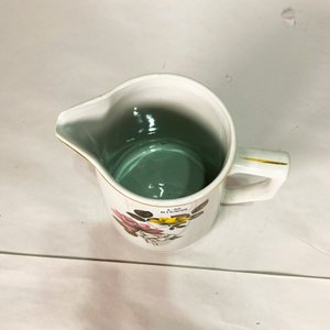 Jarra de Porcelana Blanca con Flores y Bordes Dorados - imagen 3