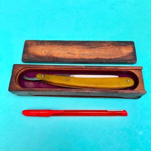 Solingen. Modelo " Tennis " Made in Germany. Usable. En su mango tiene la inscripción posiblemente incrustado en plata la palabra tenis con 2 raquetas dibujadas. Conserva su estuche original en madera con tapa más el asentador en cuero. - imagen 3