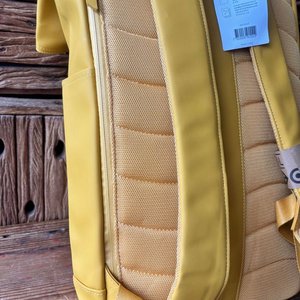 Mochila Gastón Luga Amarilla Impermeable para Notebook - imagen 7
