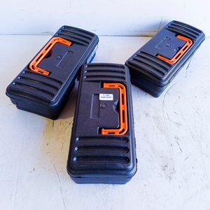 12 Cajas de Herramientas Plásticas Negras con Detalle Naranja - imagen 1