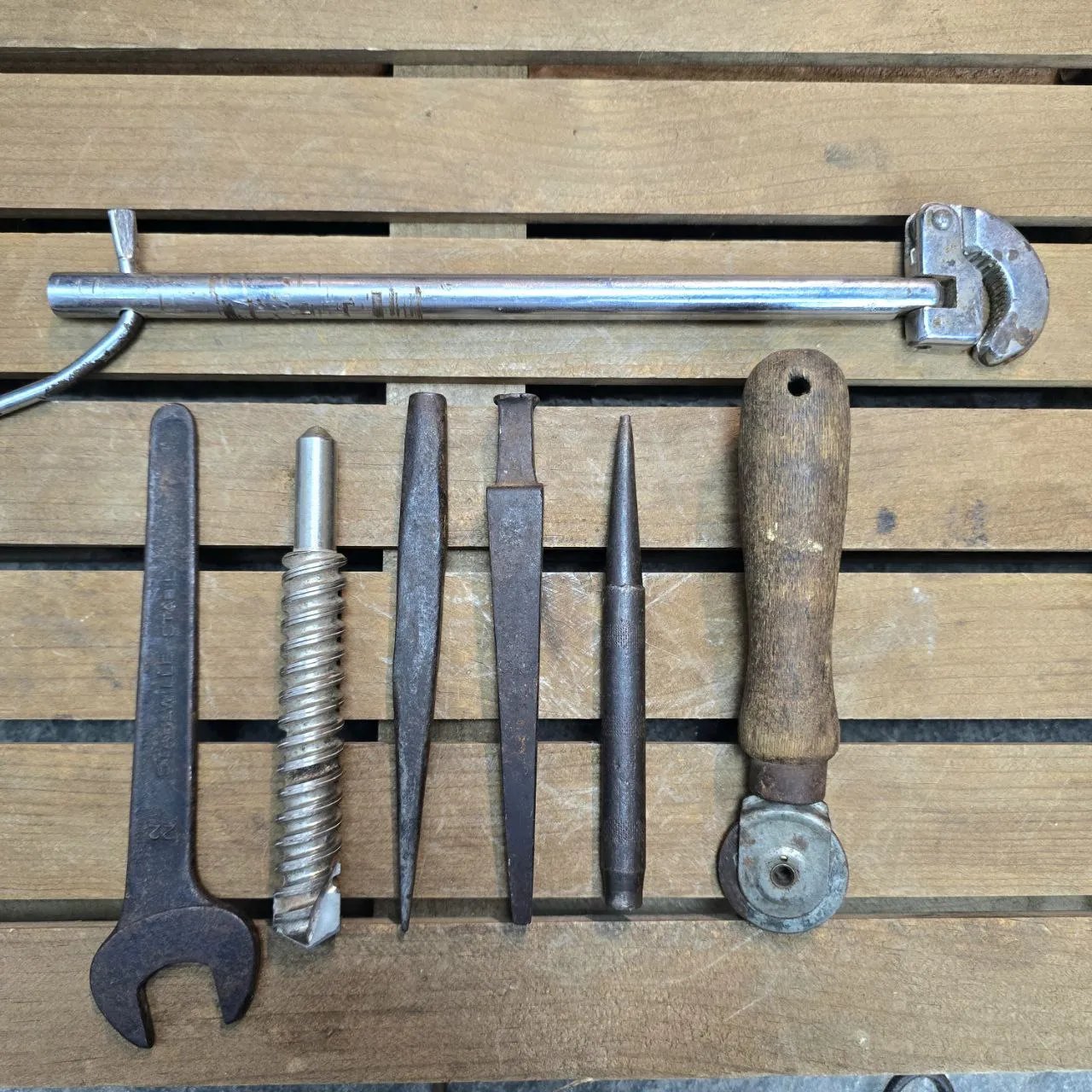 Conjunto de herramientas varias en buen estado