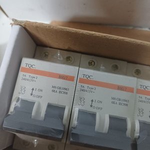 Lote de 20 Llaves Térmicas TQC 5A y 12 Llaves Monofásicas - imagen 2