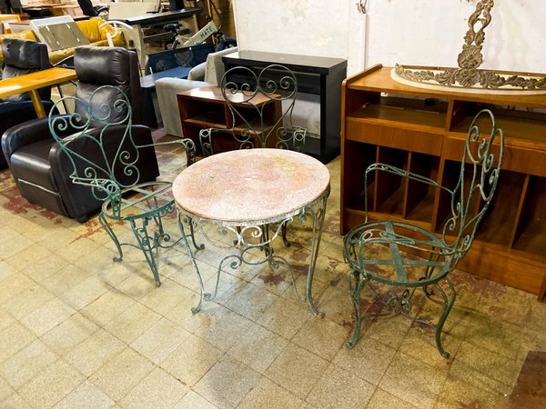 Juego de Mesa y Sillas de Hierro Forjado Estilo Francés - imagen 1