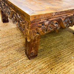 Mesa de centro de madera rústica con tallados y alfombra de yute - imagen 2