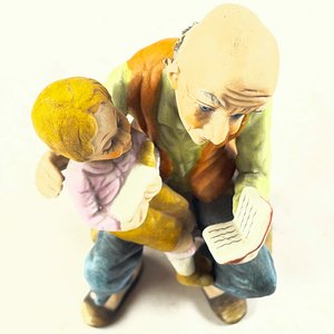 Figura de Porcelana: Anciano Leyendo a Niño, 13 cm - imagen 2
