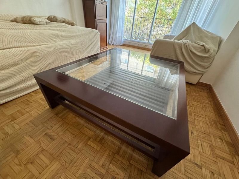 Mesa ratona en madera con tapa de vidrio y estante envarillado - imagen 2