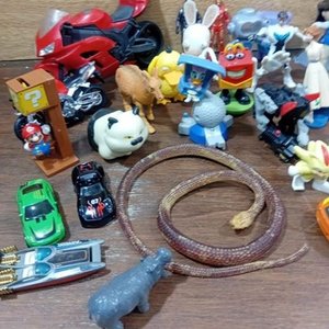 Lote de Juguetes Coleccionables McDonald's y Personajes Varios - imagen 9