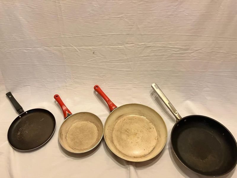 Lote de 4 sartenes usadas de diferentes tamaños