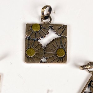 Lote de Cuatro Colgantes Metálicos con Diseño Floral - imagen 4