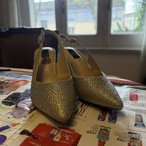 Zapatos de taco dorados Jones New York con brillo - imagen 3