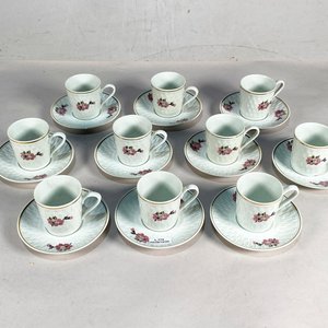 Juego de Café de Porcelana Blanca con Flores Rosas y Borde Dorado - imagen 2