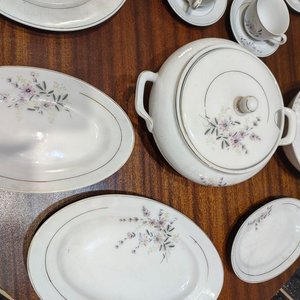 Juego de Loza Olmos Completo: 59 Piezas de Porcelana Blanca con Flores Lilas - imagen 8