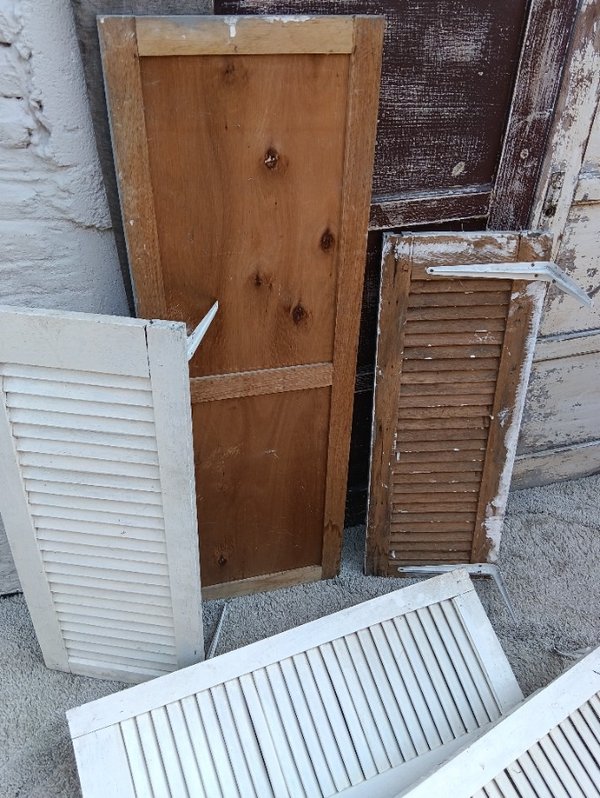 Postigos de madera con ménsulas y puertita de madera gris - imagen 4