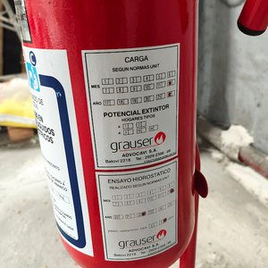 Extintor con Soporte de Piso y Señalización Superior - imagen 3