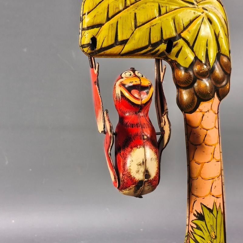 Juguetes antiguos de metal y madera, con detalles de palmeras y aves - imagen 9