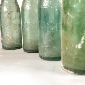 Diez Botellas Antiguas de Vidrio Hialino - imagen 2