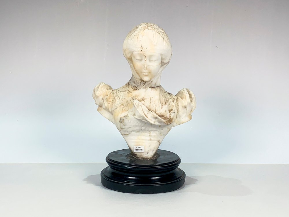Lote anterior: Busto de marmolina con dama y base de madera